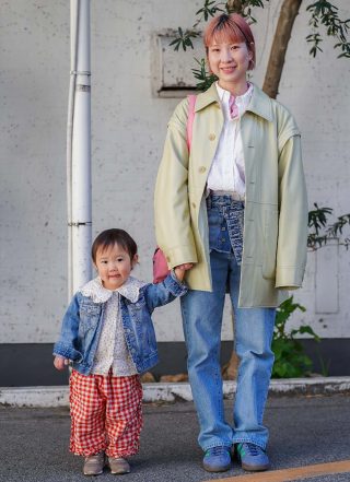 春色デニムをシェアした親子コーデ！ ピンク×レッドでハッピーに