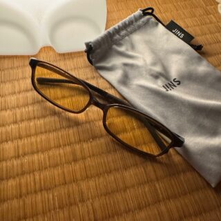 夜のスマホ時間が変わる！？【JINS】ブルーライトカットメガネを数年愛用した効果