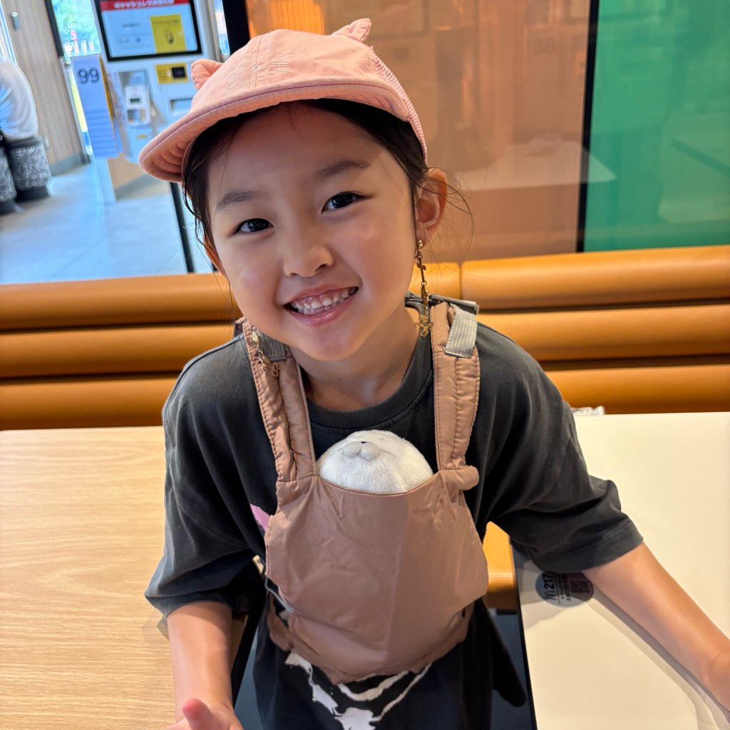 【スリーコインズ】550円のぬいぐるみ抱っこ紐が話題!本格的にごっこ遊びが楽しめちゃう