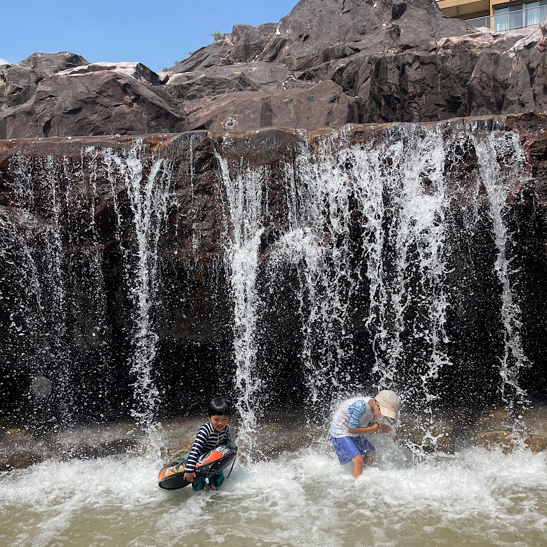 滝がすごい!「天王公園」のじゃぶじゃぶ池が無料&最高に楽しめて毎日行きたい!