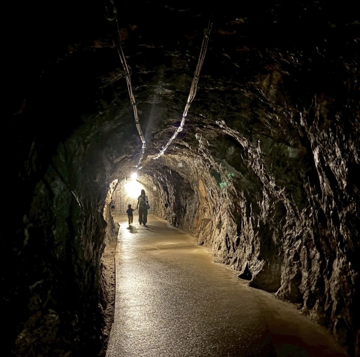 洞窟内は真夏でも17℃!【地底王国 美川ムーバレー】で謎解き冒険&宝石探し体験