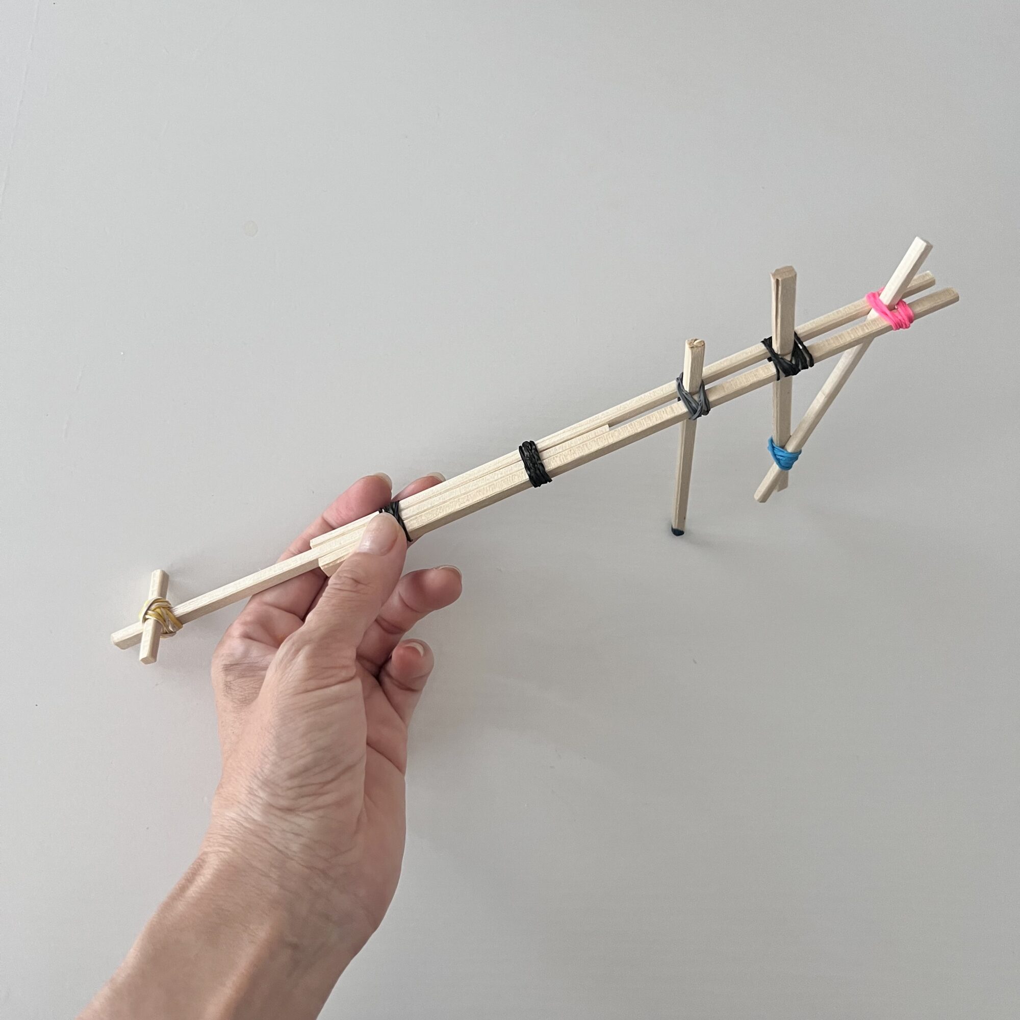 簡単5ステップ! 【親子工作】カラフル割りばし鉄砲のつくり方! 自由研究にも