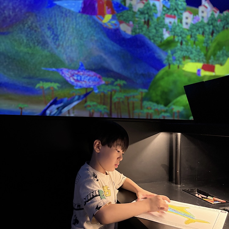 家族で楽しめる【チームラボプラネッツ豊洲】自分の描いた絵が画面に映し出されるコンテンツ