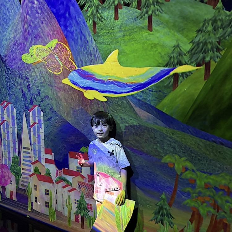 家族で楽しめる【チームラボプラネッツ豊洲】自分の描いた絵が画面に映し出されるコンテンツ