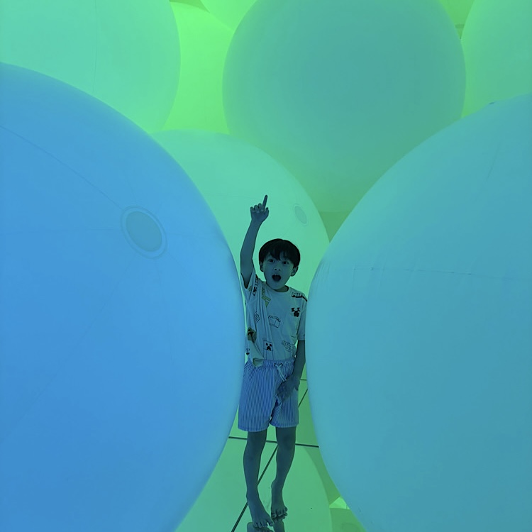 家族で楽しめる【チームラボプラネッツ豊洲】はじけるような大きなボールと光の空間