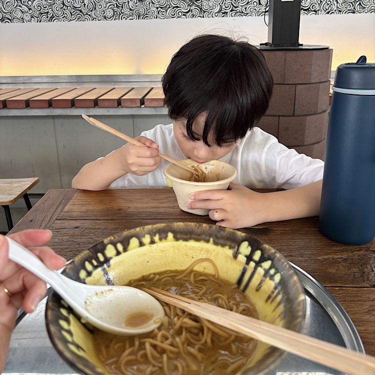 家族で楽しめる【チームラボプラネッツ豊洲】チームラボ限定のミシュランラーメンが美味しい!子どもも喜ぶ味。