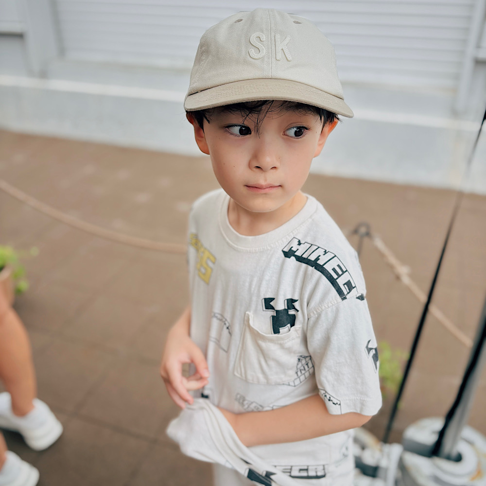 家族で楽しめる【チームラボプラネッツ豊洲】。入場までの待ちをする息子。