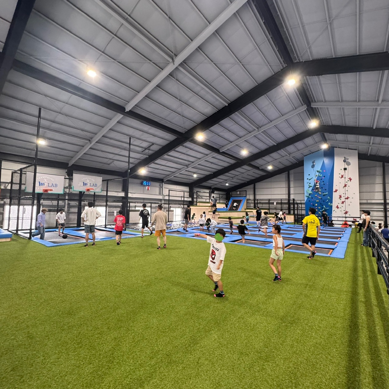 【三重県】雨の日でも全力遊び! 子連れで楽しめる室内アスレチック&トランポリン「JUMP LABI」