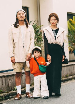 キッズのオレンジが挿し色役! ママパパは洗練カジュアルでまとめ