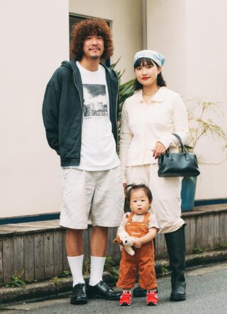 親子でオールインワンコーデ! レザー小物で装いを格上げ