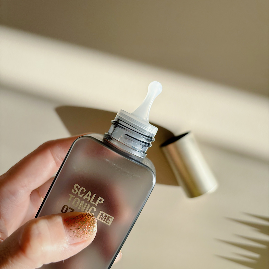 頭皮を整えてくれる、FeelFreedomスカルプトニックME07。直接頭皮に塗布できるデザイン。