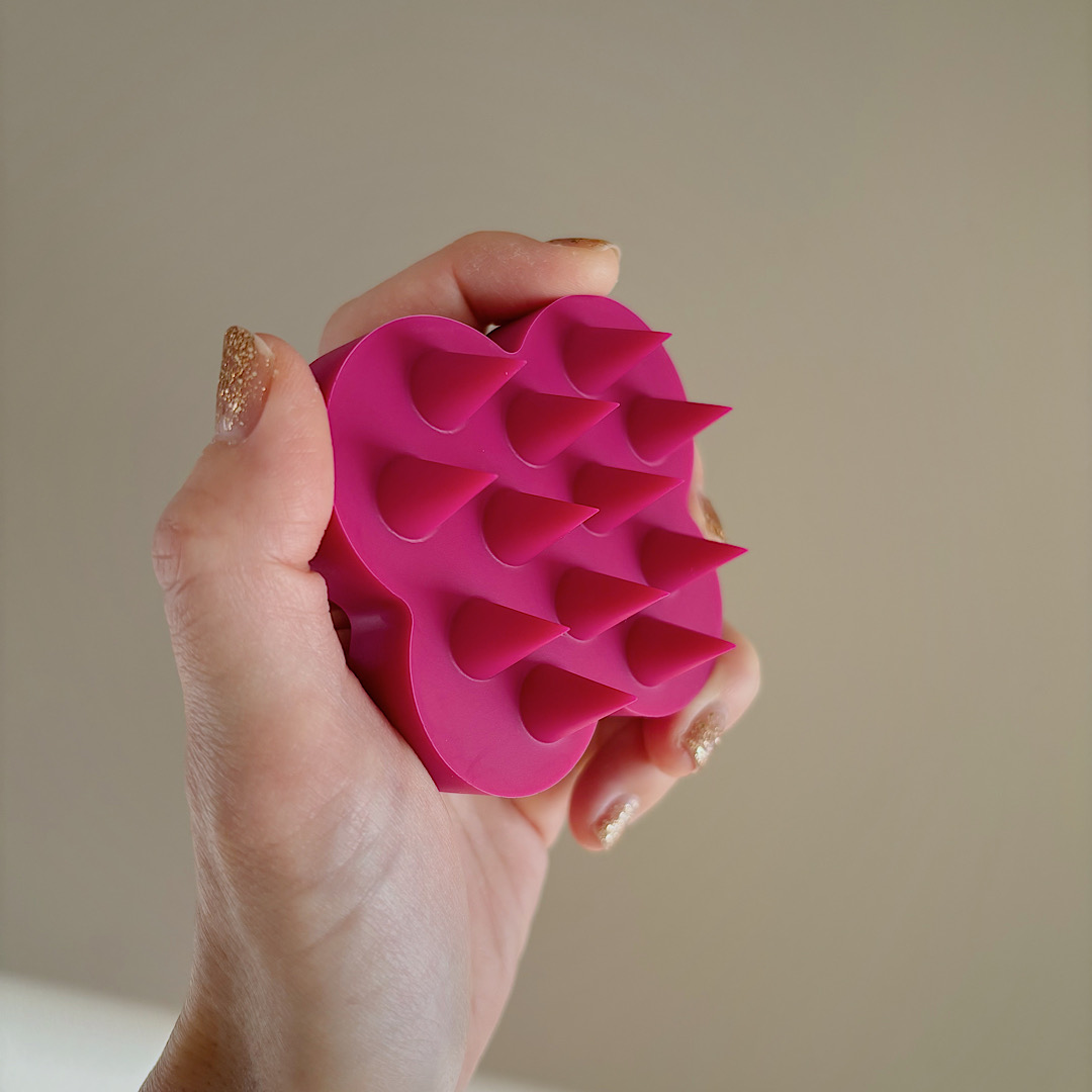 頭皮のコリをほぐすukaスカルプブラシkenzanソフト。トゲトゲでマッサージすると最高に気持ちがよい！