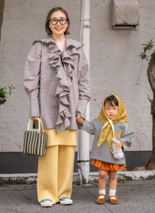 ハッピーイエローを親子でシェア! フリルやスパンコールで華やかに