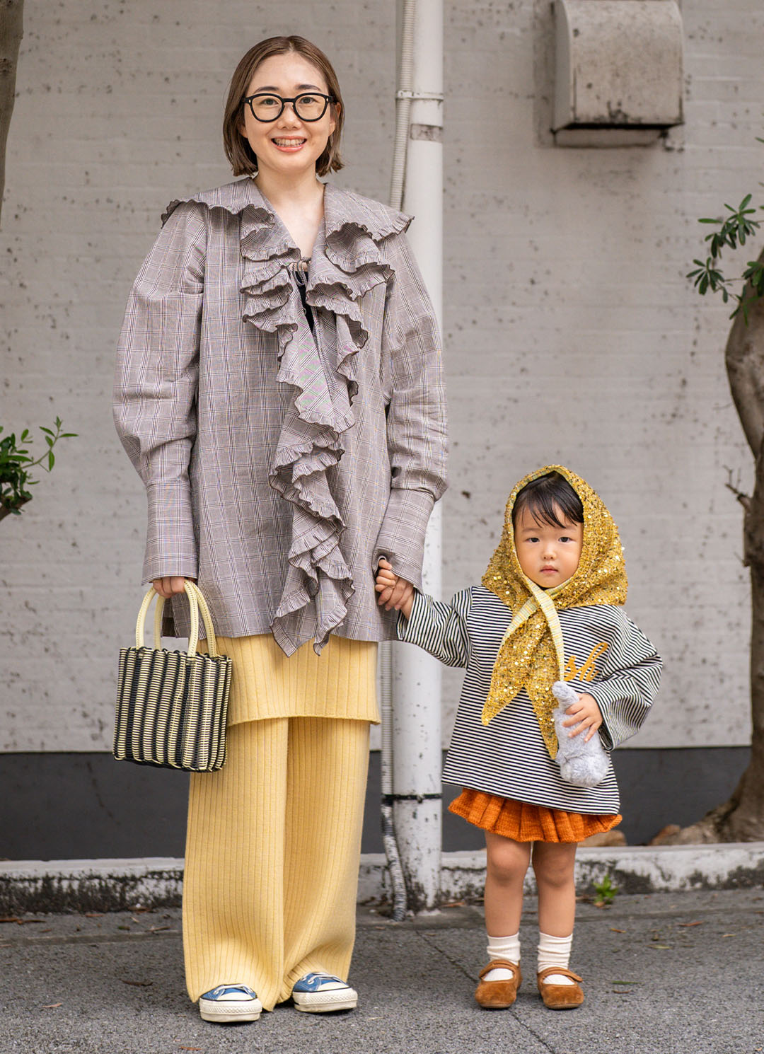 ハッピーイエローを親子でシェア！ フリルやスパンコールで華やかに