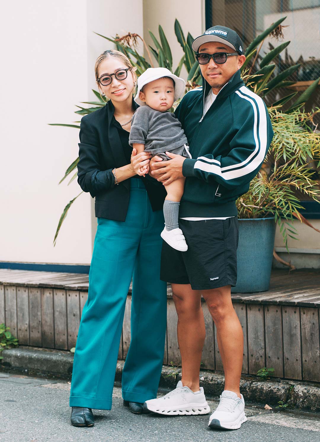 失敗しないモノトーンコーデ。ママのブルーのパンツが挿し色役