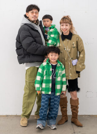 グリーンのアウターでお揃いコーデ。おしゃれ家族の冬スタイル