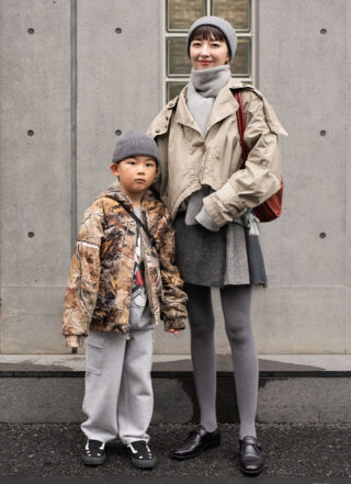 親子で洗練グレーをシェア! レザー小物でメリハリをオン