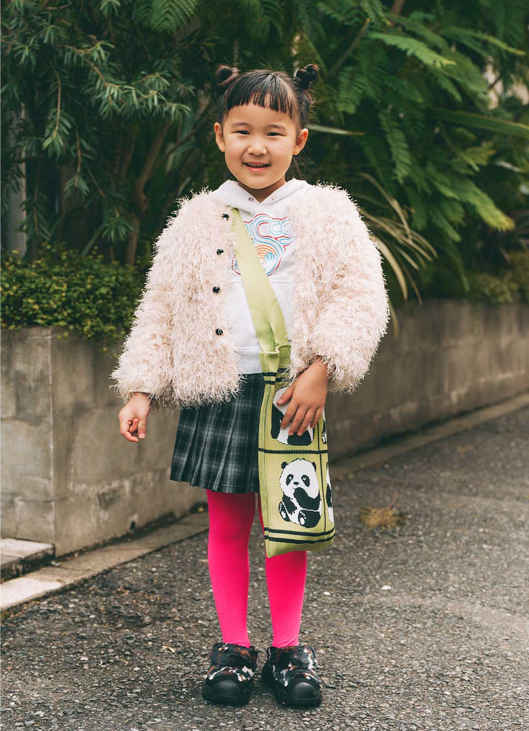 プチプラ上手な親子コーデ。チェックとヴィヴィットカラーでガーリーに