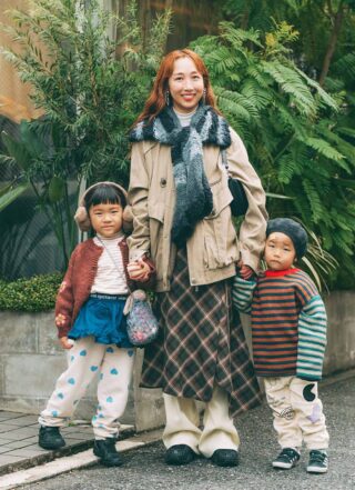 ニット×スウェットであたたかく！ 上品小物できちんと感を演出