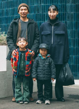 家族でつくるモノトーンコーデ。キッズが挿し色役に大抜擢