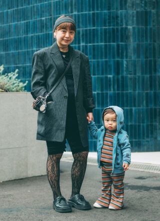 キッズの鮮やかブルーで華やかに！ ママはオールブラックでシックに決め