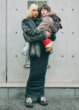 ファーアウターで華やかに。エッジの効いたアイテムチョイスに注目