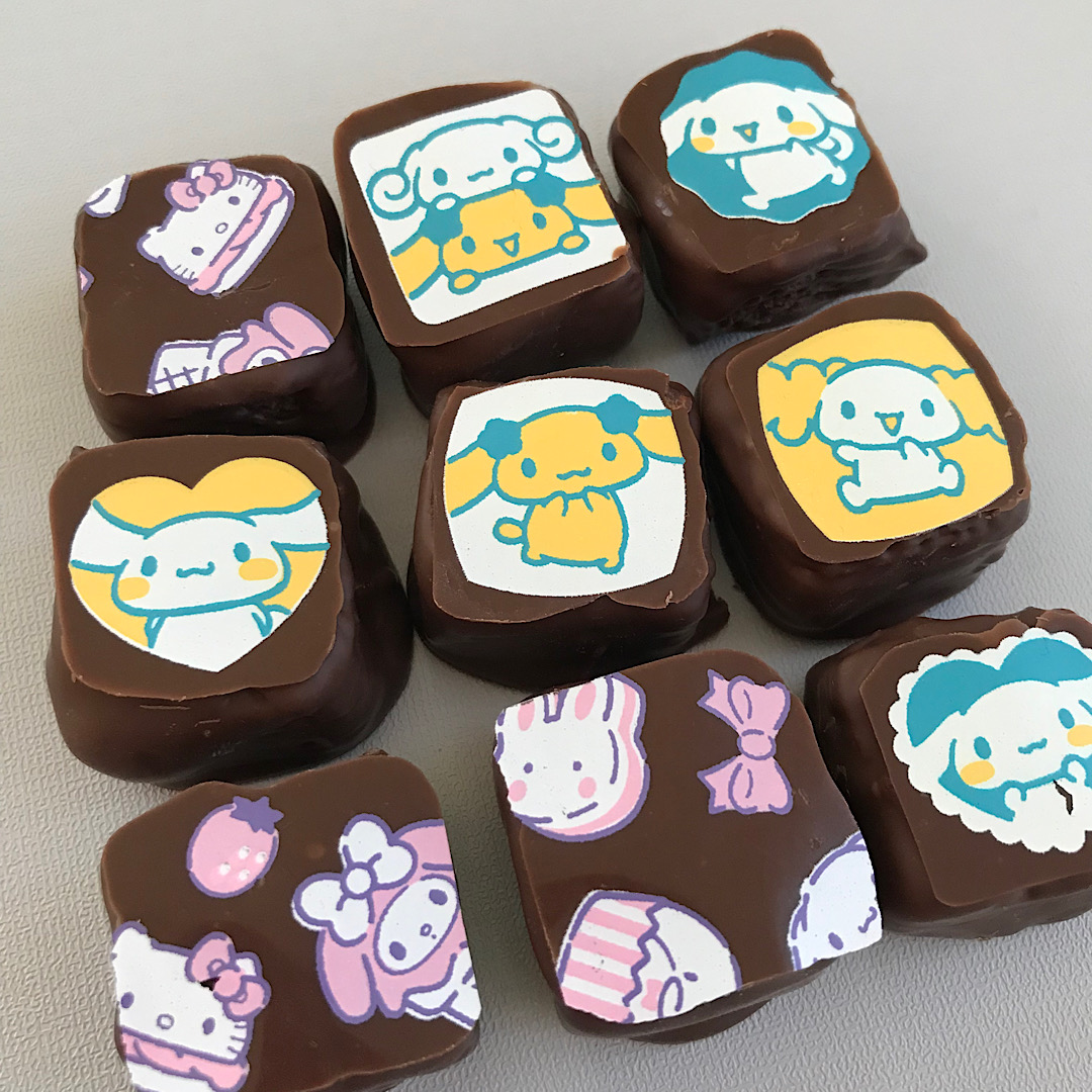 【DAISO×サンリオ】貼るだけで簡単に作れる「プリントチョコ」がめちゃクオリティ高！！