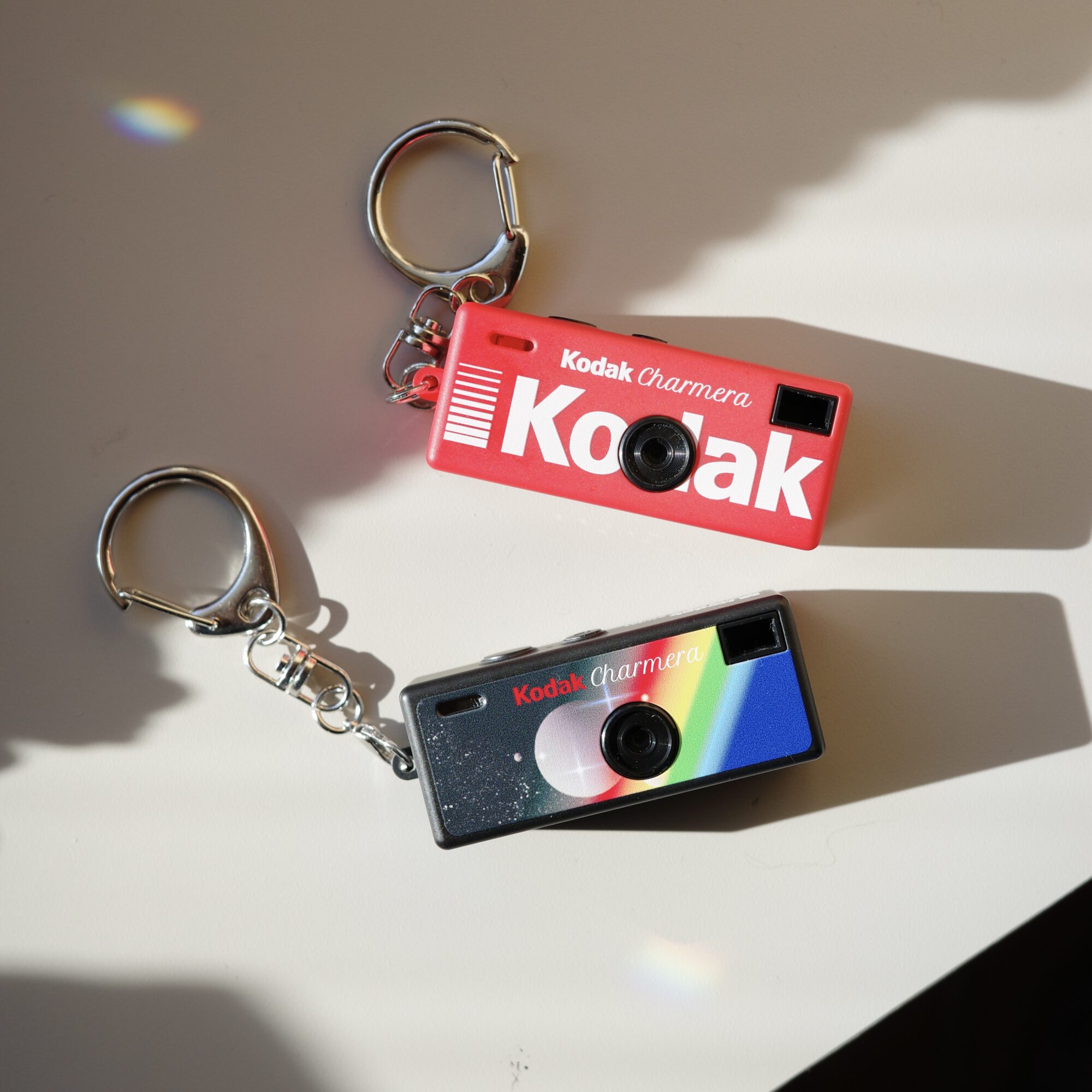 キーホルダー？いいえ本物のカメラです！バッグにつけられるKodak超小型カメラがすごい