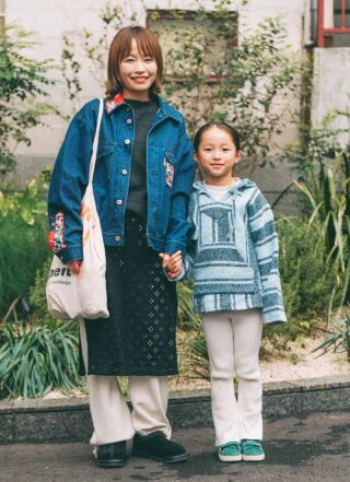 ヴィンテージ好きな親子コーデ。鮮やかグリーンが好アクセント