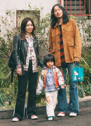 定番「コンバース」で家族リンク！ フレアボトムスで旬顔に格上げ