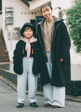 スウェットパンツを格上げ！ グレー×ブラックで親子リンク