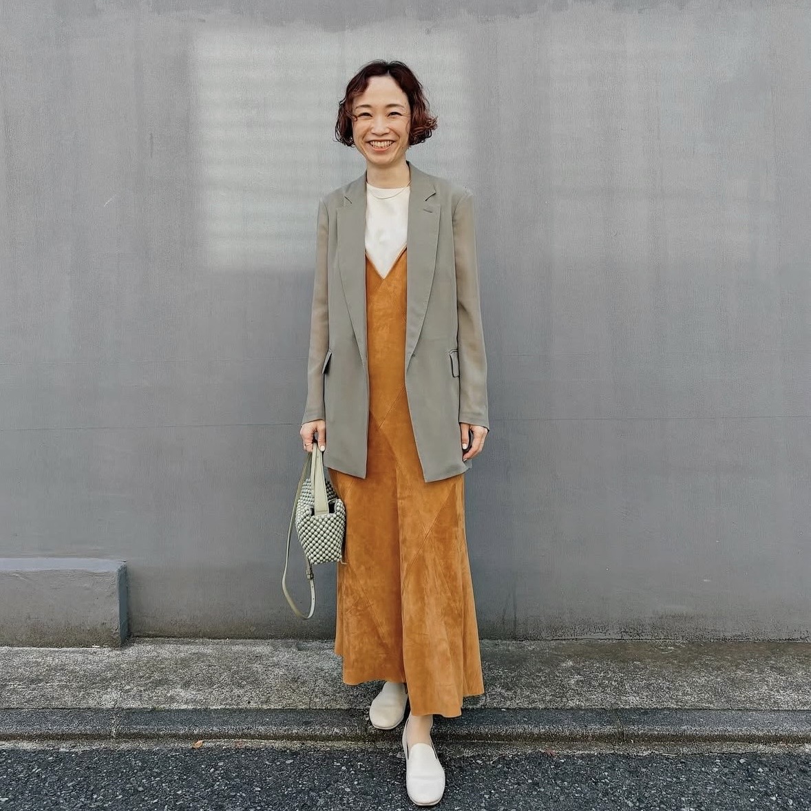 【卒園式コーデの選び方】ママはクローゼットのきちんととカジュアルを組み合わせたワンピーススタイル。