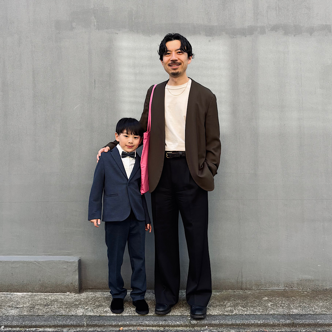 【卒園式コーデの選び方】パパは襟無しアイテムを選んでリラックスした雰囲気に。ママとアースカラーをリンク