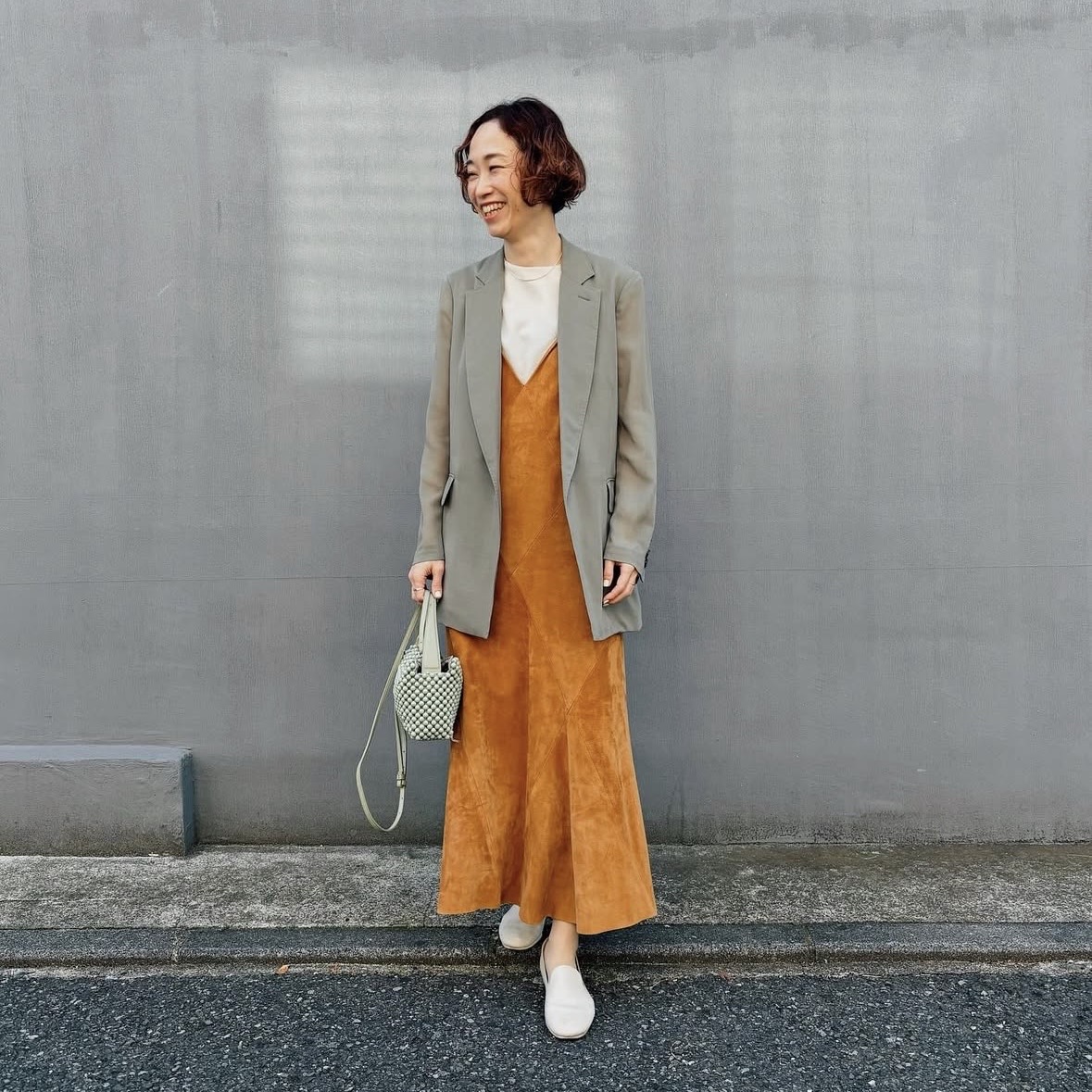 【卒園式コーデの選び方】ママはクローゼットのきちんととカジュアルを組み合わせたワンピーススタイル。