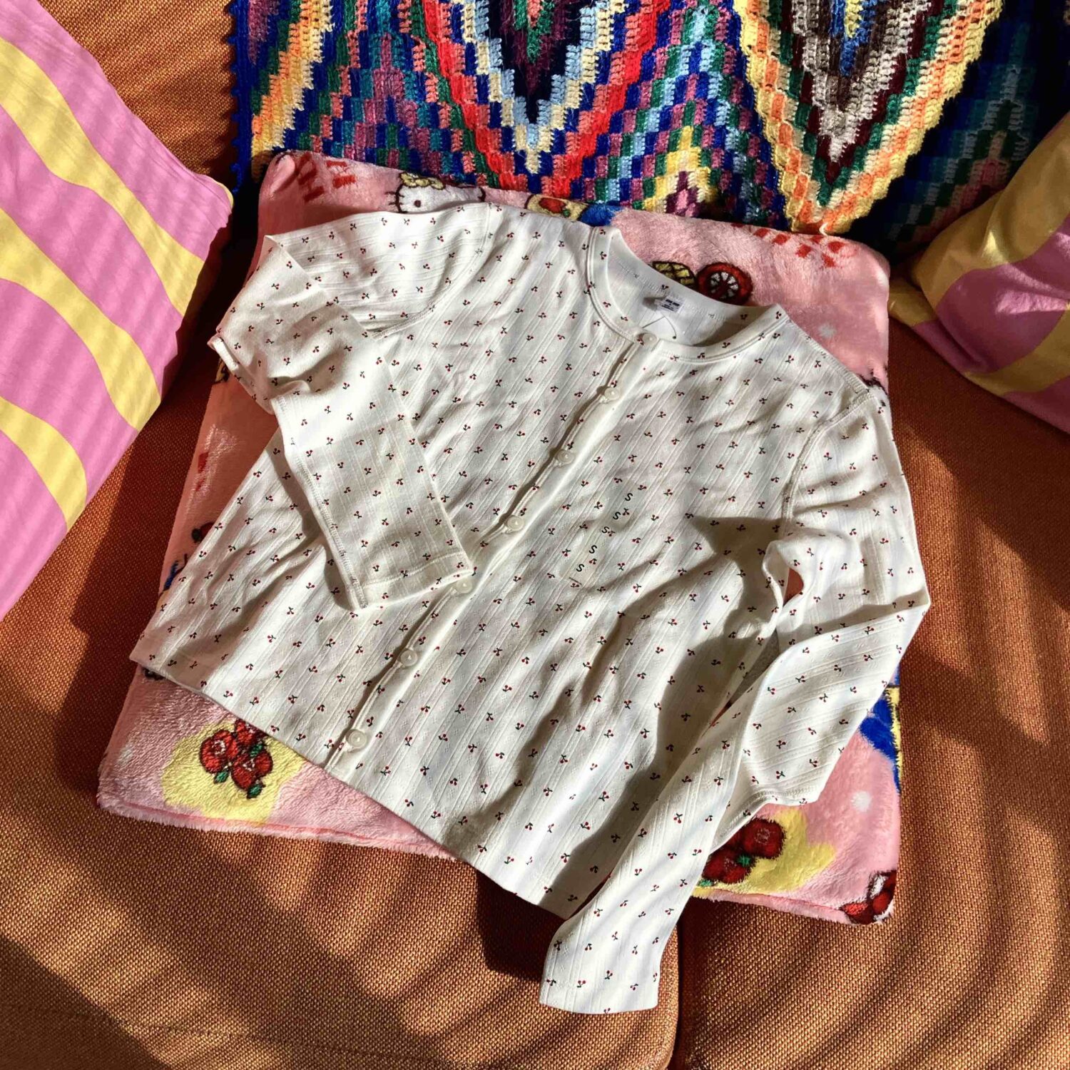 【ユニクロ】1,990円！大人可愛いチェリー柄カーディガンが春にぴったり