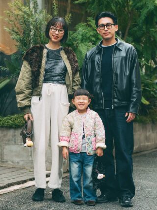 キッズの花柄アウターが主役！ ママパパはシックにまとめてバランスよく