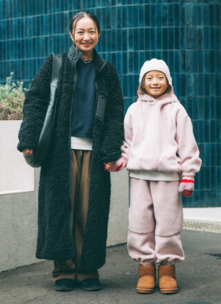 ピンクのセットアップが挿し色役！ ママはシックなブラックコーデ