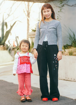 ピリ辛レッドで親子リンク！ 動ける春のお出かけコーデ