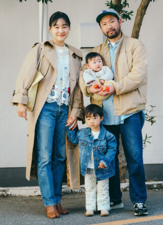 『リーバイス』デニムでつくる家族コーデ。ライトベージュで春らしく